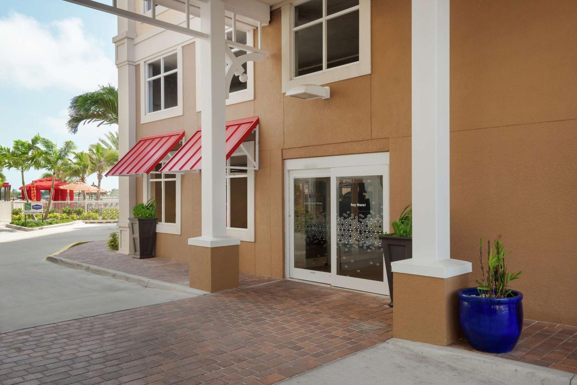 Hampton Inn And Suites Clearwater Beach Exterior photo